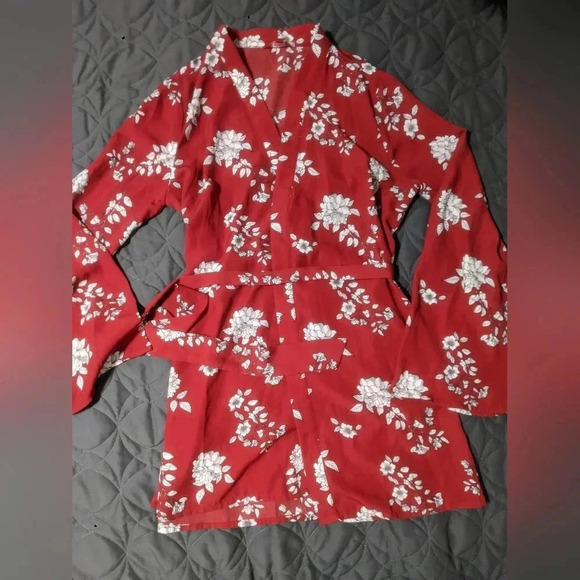 Guess shirt red and white floral pattern kimono style open front - XS - Picture 2 of 9